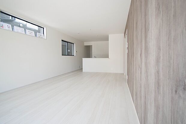 リビングは、食事スペースと寛げる場所設けてもまだ余裕の広さ。明るい光が照らしてくれます。