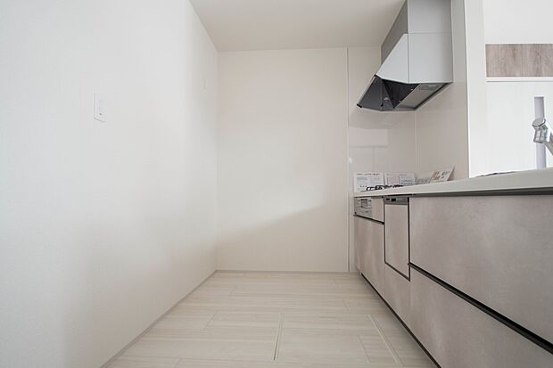 家族の様子を見ながらキッチンでお料理。一日の出来事を会話しながらの家事は嬉しいコミュニケーション。