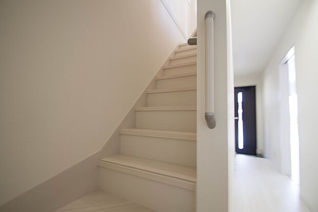 手すりがないと階段の昇り降りで危険なことはもちろん、壁に手をつきながら歩くことで壁紙が汚れやすくなります。すべての方に安心して昇り降りしていただくため、手すりを設置しました。