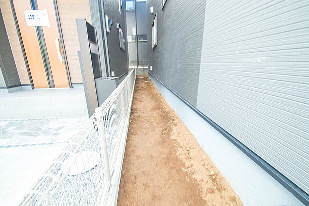 一戸建ての醍醐味は、何といっても庭があること。花や野菜を育てたり、子供と遊んだり、お客様を迎えたり…。大切なペットと過ごす心地良いスペースにもなりますね。