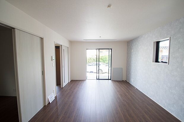 通風・採光に優れ、心地よい光と風が溢れています。 贅沢で豊かな居住性と、プライドを満たすクオリティが見事に調和した住空間。新築ならではの快適なひとときをご体感頂ける筈です。