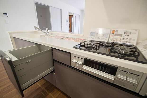 家族の様子を見ながらキッチンでお料理。一日の出来事を会話しながらの家事は嬉しいコミュニケーション。