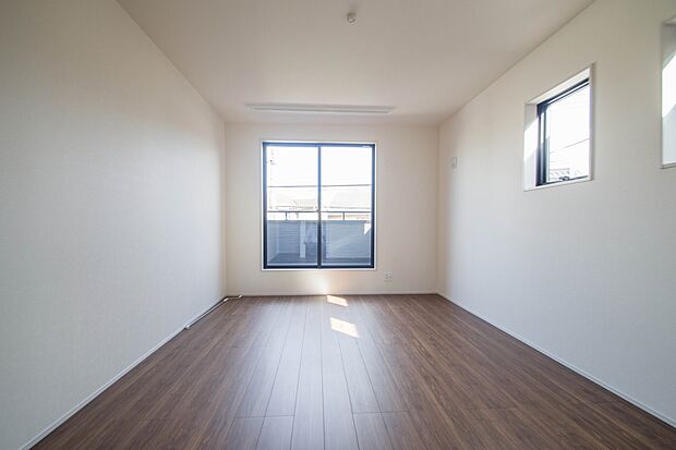 バルコニーに直接出入りできるお部屋です。ちょっと外の空気を吸いたい時や、ベランダでミニガーデニングなども楽しめそうです。