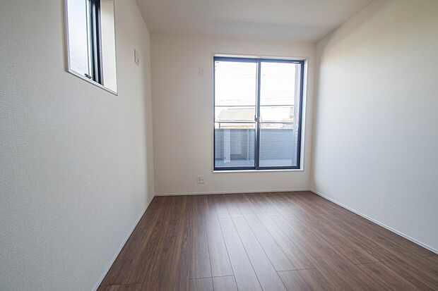 明るい窓のあるお部屋は子供部屋にぴったり。可愛い家具で素敵なお部屋に。