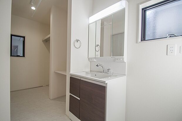 大きく見やすい三面鏡で清潔感ある洗面台は、身だしなみチェックや肌のお手入れに最適です。何かと物が増える場所だからこそ、スッキリと見映えの良い空間に拵えました。