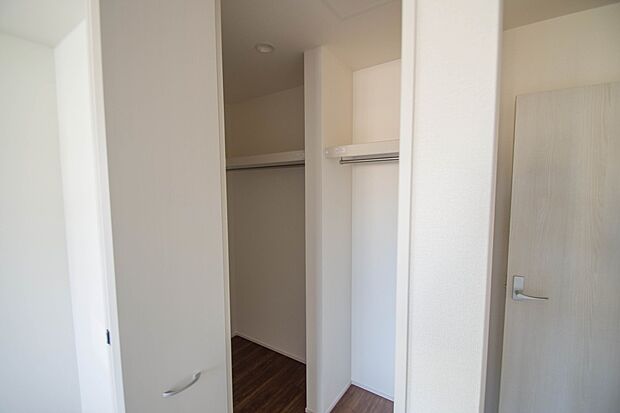 たくさんの洋服をかけてもシワになりにくいウォークインクローゼット。洋服以外にも、普段使わない家電やスーツケース、ストック品など何でも片付く嬉しい空間です。