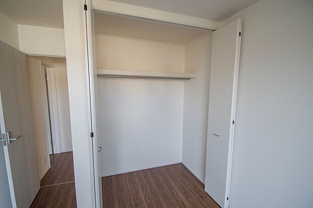 壁面クローゼットのメリットは、衣類が横一列に並ぶためひと目で洋服が選びやすいこと。衣類をたくさんお持ちの方も、限られたスペース内に無理なく収納することができます。