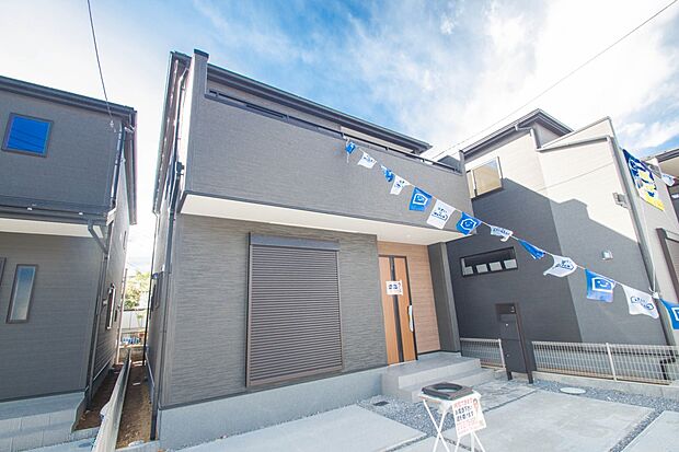 堂々たる趣ながら、主張し過ぎずどこか余裕を感じさせるシャープなフォルムで佇む邸宅は、晴天の空と照らし合わせる事で、本来あるべき完成形の姿を見せてくれます。