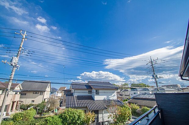 青い空が近くに感じるバルコニーは、爽やかな風をお部屋へ運んでくれます。