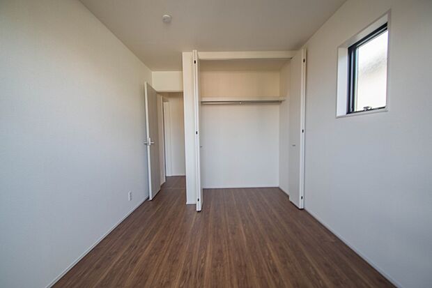 独立性を高めたお部屋。たっぷりの収納も配備しており、片付いた空間を現実出来そう。陽光も降り注ぐ明るく開放的な空間が魅力的。