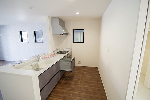 明るく開放的なオープンキッチン。家族とのコミュニケーションが取りやすく、みんなの笑顔が溢れます。