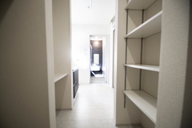 タオルやパジャマ、下着、掃除用品などランドリーに置きたいアイテムを一気に収納してくれる、あると便利サニタリー収納。