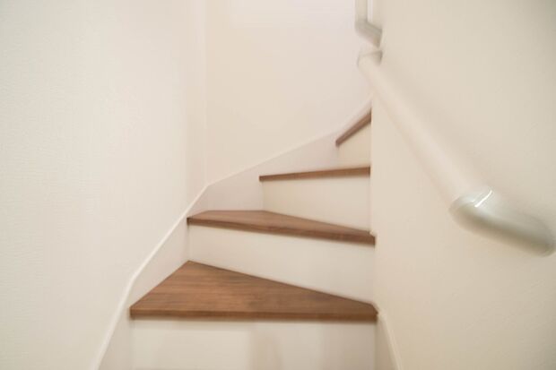 手すりがないと階段の昇り降りで危険なことはもちろん、壁に手をつきながら歩くことで壁紙が汚れやすくなります。すべての方に安心して昇り降りしていただくため、手すりを設置しました。