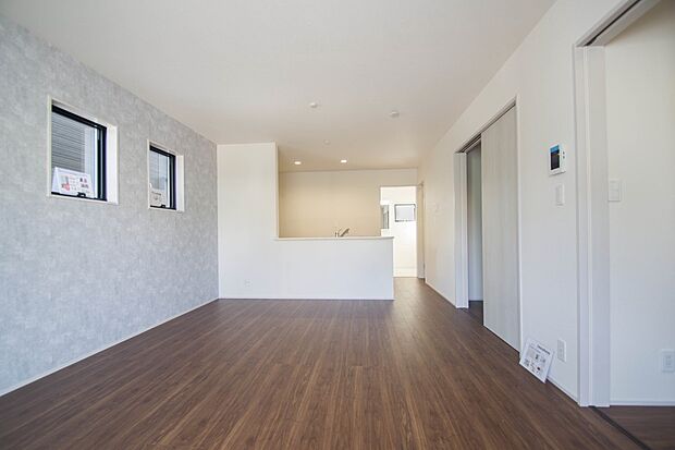 リビングは、食事スペースと寛げる場所設けてもまだ余裕の広さ。明るい光が照らしてくれます。