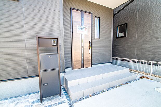 玄関の扉を開けるとそこは家族の待つお家。笑い声が聞こえてきそう。