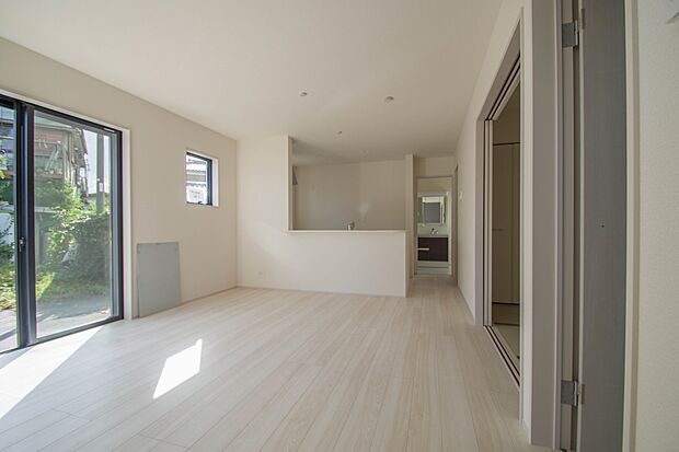 通風・採光に優れ、心地よい光と風が溢れています。 贅沢で豊かな居住性と、プライドを満たすクオリティが見事に調和した住空間。新築ならではの快適なひとときをご体感頂ける筈です。