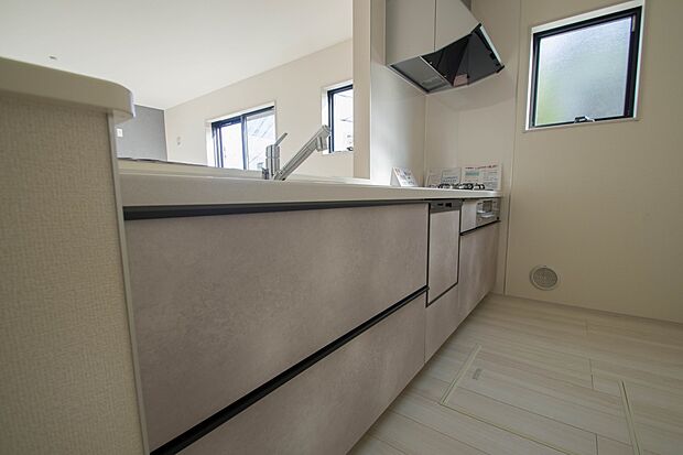 家族の様子を見ながらキッチンでお料理。一日の出来事を会話しながらの家事は嬉しいコミュニケーション。