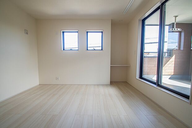 バルコニーに直接出入りできるお部屋です。ちょっと外の空気を吸いたい時や、ベランダでミニガーデニングなども楽しめそうです。