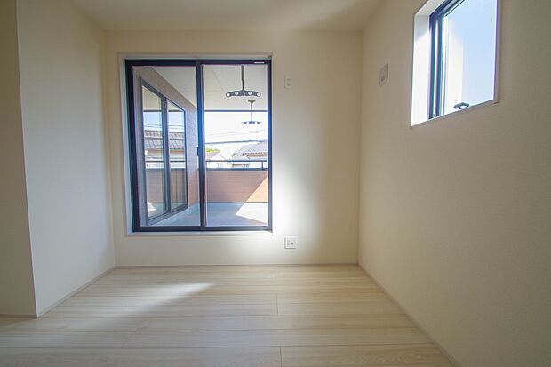 明るい窓のあるお部屋は子供部屋にぴったり。可愛い家具で素敵なお部屋に。