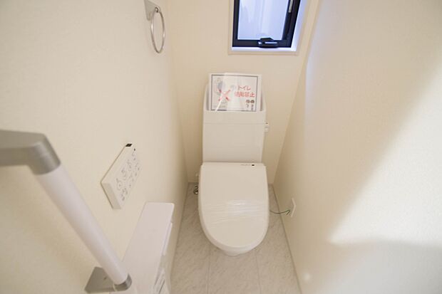 快適な生活を送るための必須アイテムとなった洗浄機能付トイレ。おしり洗浄、ビデ洗浄、暖房便座の3つの機能を標準装備しています。