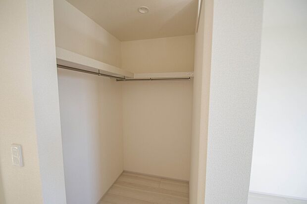 たくさんの洋服をかけてもシワになりにくいウォークインクローゼット。洋服以外にも、普段使わない家電やスーツケース、ストック品など何でも片付く嬉しい空間です。