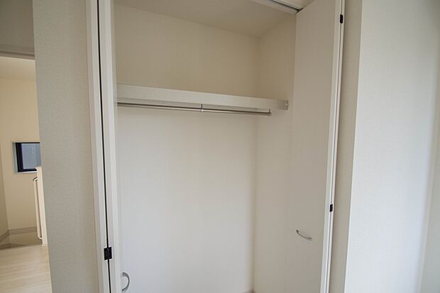 壁面クローゼットのメリットは、衣類が横一列に並ぶためひと目で洋服が選びやすいこと。衣類をたくさんお持ちの方も、限られたスペース内に無理なく収納することができます。