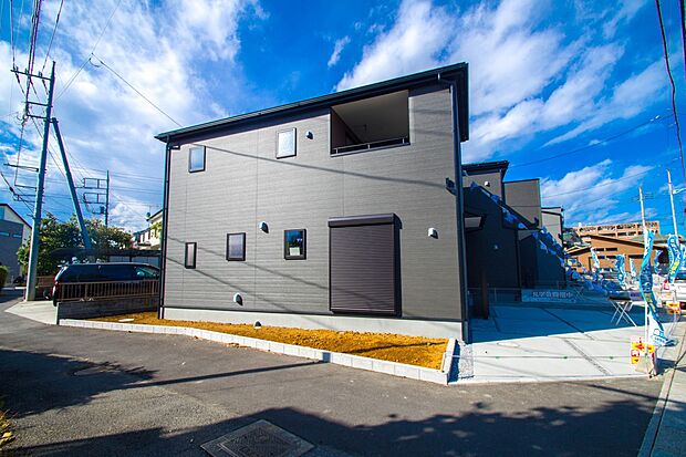 太陽に愛された邸は、陽当り・通風に優れた魅力的で快適さを追求した新築戸建でした。ここに住むからこそ意味がある。そんな特別感に浸りながら、毎日をお過ごしして欲しいです。