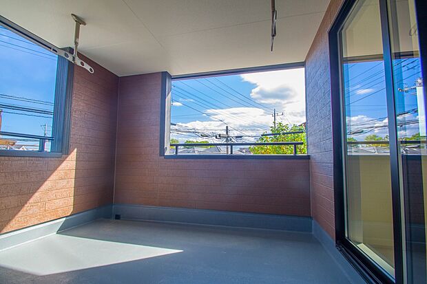 朝の澄んだ空気や、夕方に吹く清々しい風を五感で感じられるバルコニー。住まいの中で屋外にあって、本当の自然を感じられるスペースです。