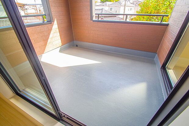 インナーバルコニーの一番のメリットは、雨が降っても使えるという事です。通常、インナーバルコニーは、上の屋根が掛かっていますので雨に濡れることがほとんどありません。