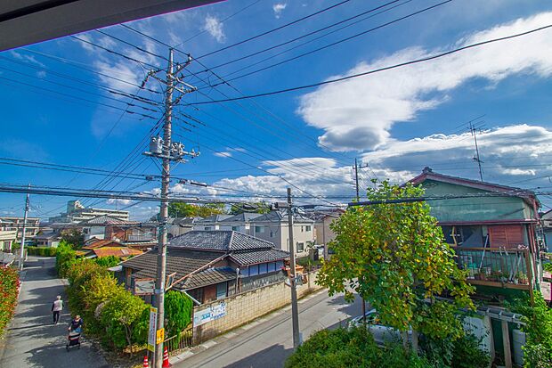 青い空が近くに感じるバルコニーは、爽やかな風をお部屋へ運んでくれます。