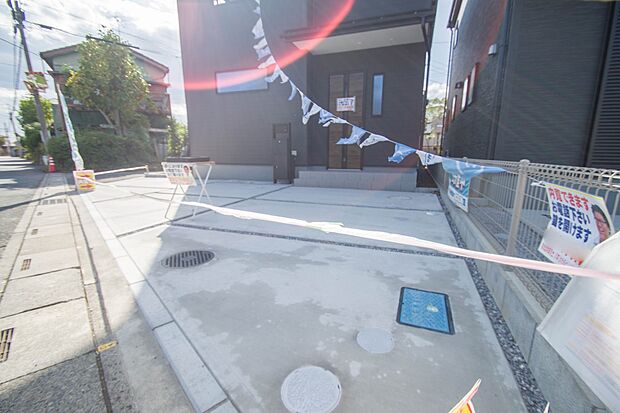 通勤や家族の送迎など、毎日の生活にマイカーが欠かせない方にとって駐車場は大事な条件。敷地内にカースペースがあれば、お出かけやお買い物の際の搬入出もらくらくです。