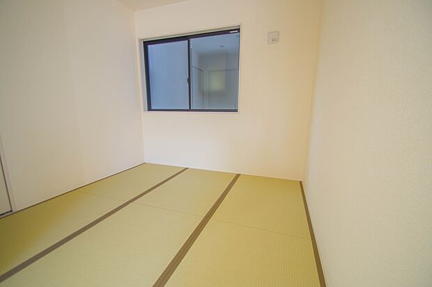 リビングの続き間としても利用できる和室。畳の香りに包まれながら普段は子供の遊び場やご両親様のお部屋として、急な来客の場合は襖を締め切り客間としても利用可能。