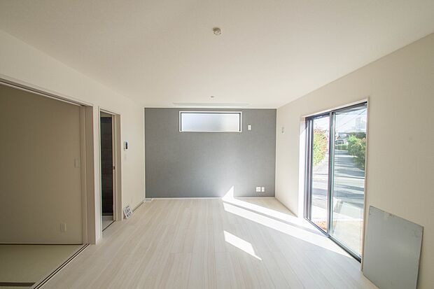 リビングは、食事スペースと寛げる場所設けてもまだ余裕の広さ。明るい光が照らしてくれます。