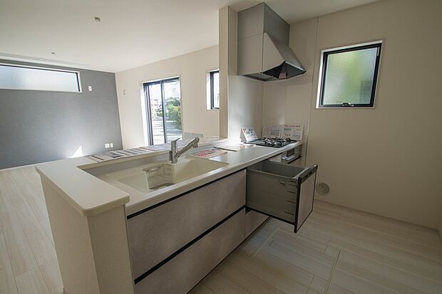 ビルトイン食器洗乾燥機完備。家事のお手伝いをしてくれる奥様の味方です。食器を洗っている間にお掃除など、様々なシーンで家事の時短に役立つ食洗機。省スペースのビルトインタイプを採用致しました。