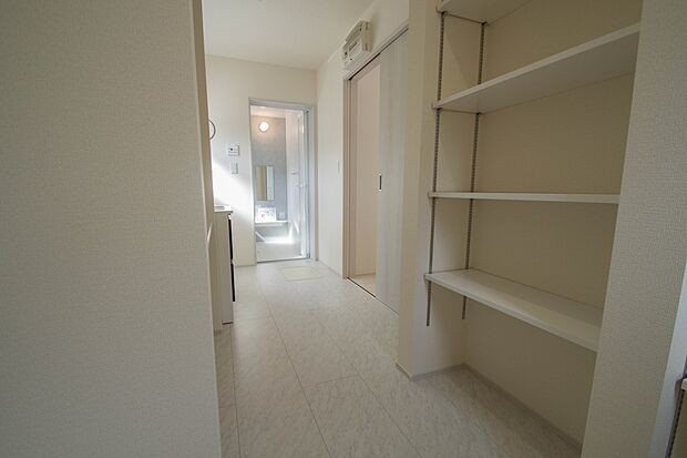 タオルやパジャマ、下着、掃除用品などランドリーに置きたいアイテムを一気に収納してくれる、あると便利サニタリー収納。