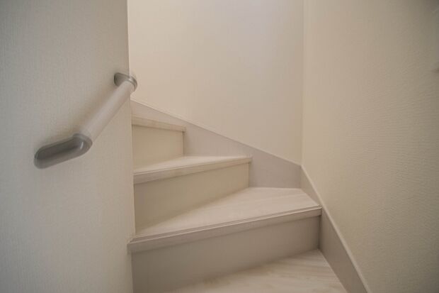 手すりがないと階段の昇り降りで危険なことはもちろん、壁に手をつきながら歩くことで壁紙が汚れやすくなります。すべての方に安心して昇り降りしていただくため、手すりを設置しました。
