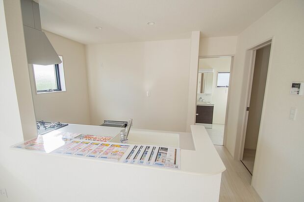 明るく開放的なオープンキッチン。家族とのコミュニケーションが取りやすく、みんなの笑顔が溢れます。