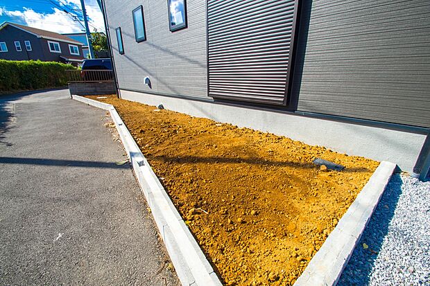 一戸建ての醍醐味は、何といっても庭があること。花や野菜を育てたり、子供と遊んだり、お客様を迎えたり…。大切なペットと過ごす心地良いスペースにもなりますね。