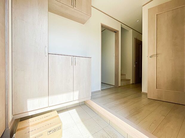 玄関扉を開くとゆったりとした空間。この感動を現地で是非体感してみて下さい。