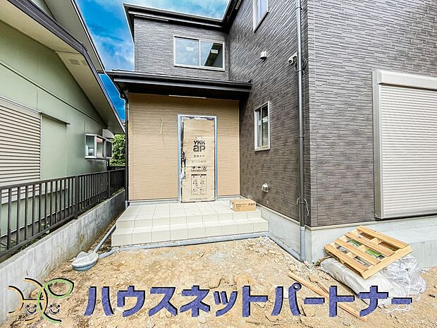 玄関の扉を開けるとそこは家族の待つお家。笑い声が聞こえてきそう。