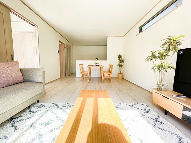 通風・採光に優れ、心地よい光と風が溢れています。 贅沢で豊かな居住性と、プライドを満たすクオリティが見事に調和した住空間。新築ならではの快適なひとときをご体感頂ける筈です。