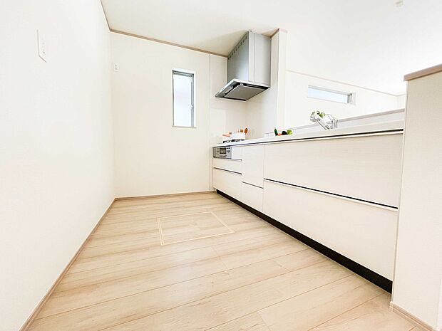 カウンターキッチンは広くて収納力もあるので、快適に料理をすることができます。食器や炊事用具を手の届くところに配置しやすいため調理もスピーディーです。