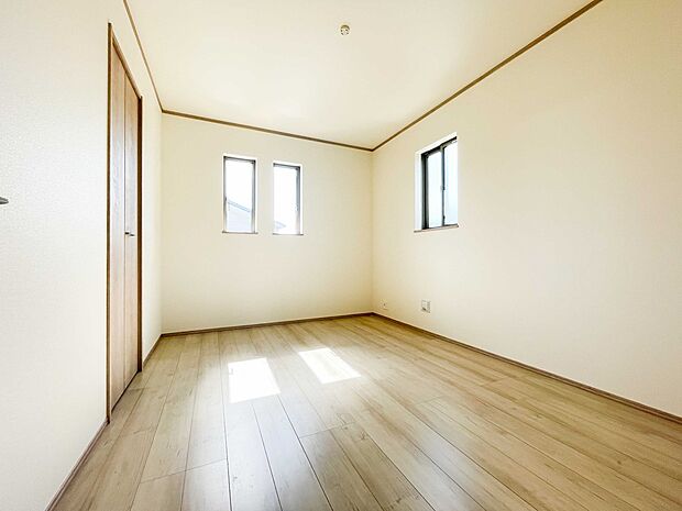 明るい窓のあるお部屋は子供部屋にぴったり。可愛い家具で素敵なお部屋に。