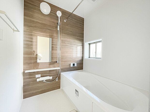 心地よいバスタイムを演出する浴室はゆとりあるサイズを採用。保温機能付き、汚れをはじく有機ガラス系の新素材を採用した浴室。美しく機能的な設備を採用。