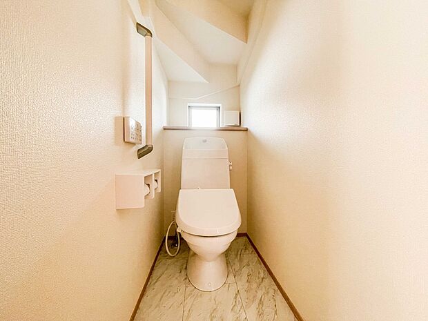 小窓を設置する事により明るく、通気性の良いトイレとなっております。中はゆとりのある大きさを確保しておりますので、ゆったりとお使い頂けます。