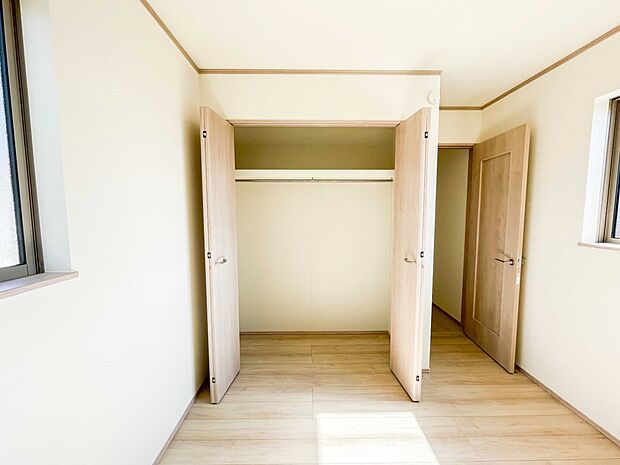 壁面クローゼットのメリットは、衣類が横一列に並ぶためひと目で洋服が選びやすいこと。衣類をたくさんお持ちの方も、限られたスペース内に無理なく収納することができます。