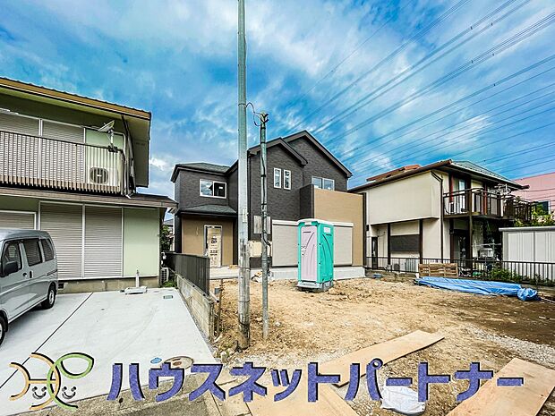 街に溶け合う美しい景観と、採光や風通しを考えて設計された間取り。近隣の視線を考え調整した窓位置など、外観だけでなく、住まうご家族の心地よさを最優先しました。