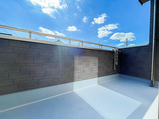 朝の澄んだ空気や、夕方に吹く清々しい風を五感で感じられるバルコニー。住まいの中で屋外にあって、本当の自然を感じられるスペースです。