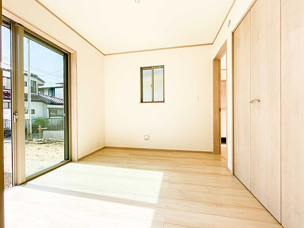 2面窓のある風通しの良いお部屋は心も体も元気にしてくれます。自分だけのお部屋作りを楽しんでみては。