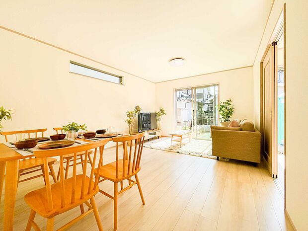 カウンターキッチンなら、リビングで遊ぶ子供の様子を見ながら料理ができるので安心です。料理を運んでもらったり、子供にお手伝いしてもらいやすいのもいいですね♪